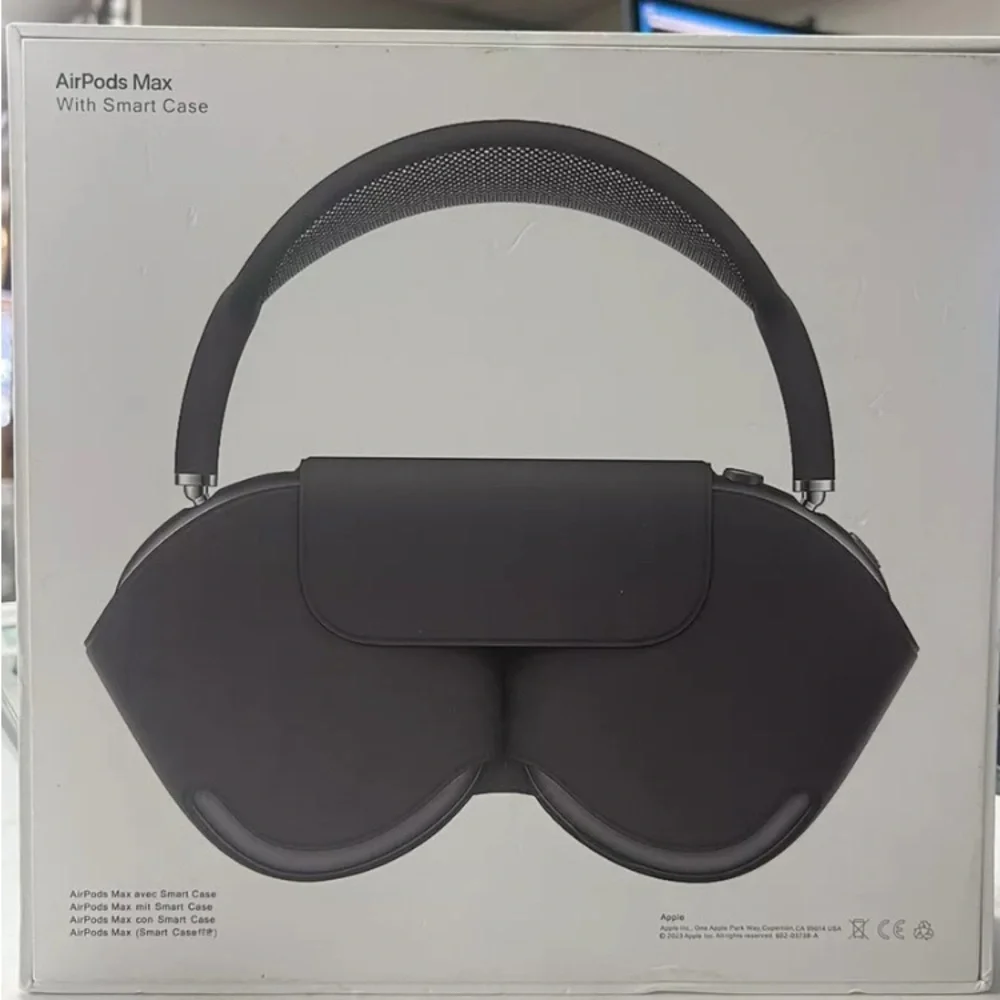 Apple Black VR Headset with Ergonomic Design and Matte Finish